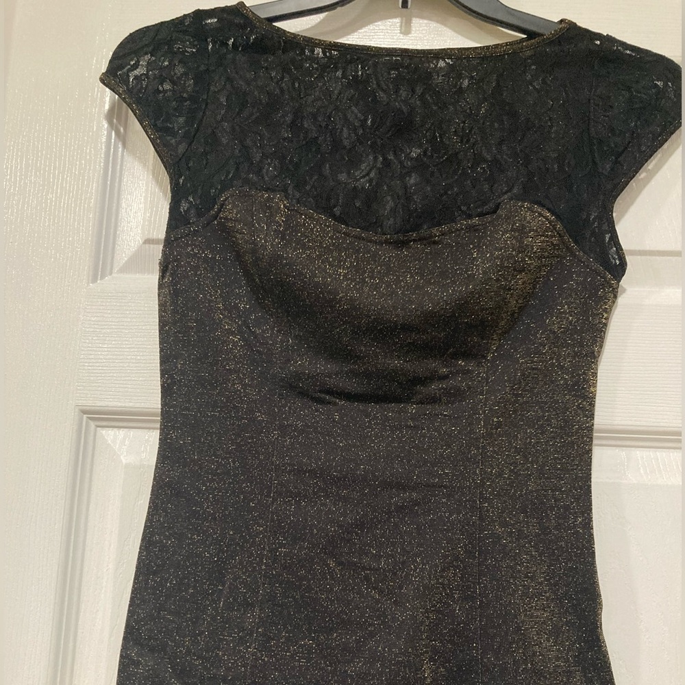 WOMENS BEBE TOP SIZE MEDIUM GOLD BLACK